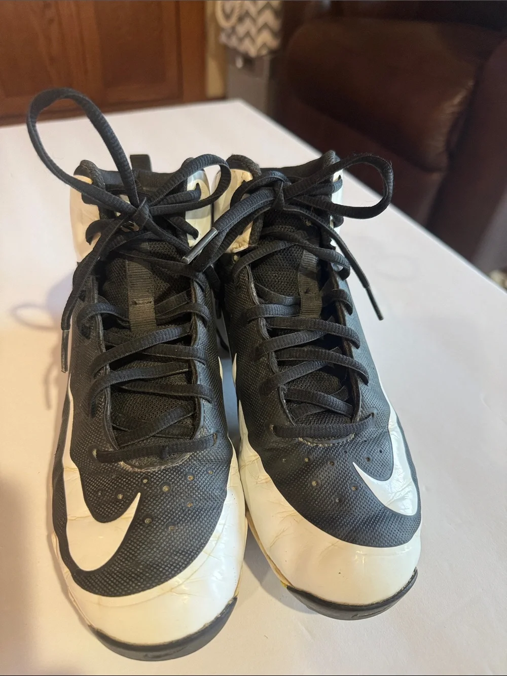 Nike Youth Huarache Black, White & Yellow BB/SB Cleats Size 5.5Y
